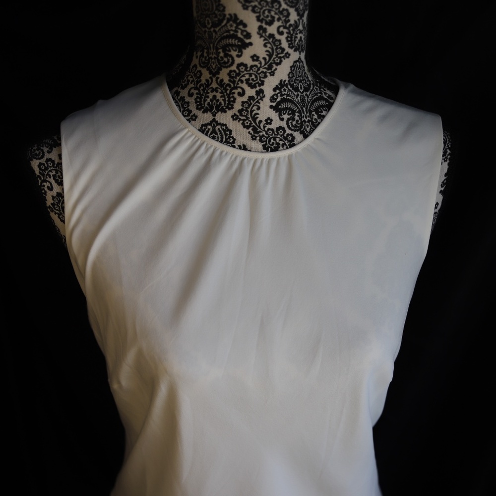 ANN TAYLOR OFF WHITE SLEEVELESS BLOUSE